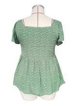 Load image into Gallery viewer, Green Plus Size Floral Peplum Top
