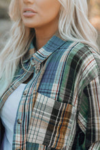 Load image into Gallery viewer, Green Chest Pockets Button Up Plaid Shirt
