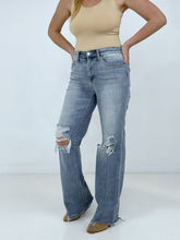 Load image into Gallery viewer, Judy Blue "The Highlight" High Waist 90's Distressed Straight Jeans
